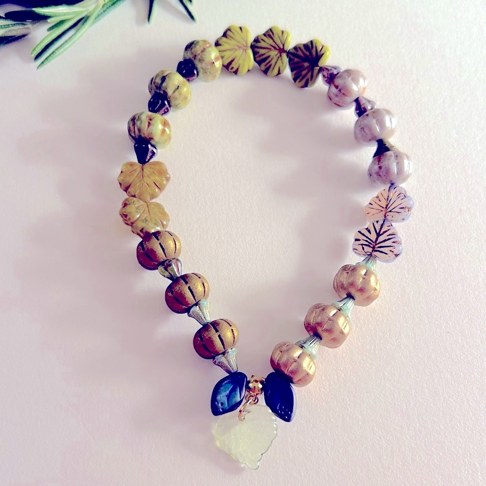 NWOT bracelet Pumpkins & Autumn Leaves bright Czech Glass, charms, stretch Osfm